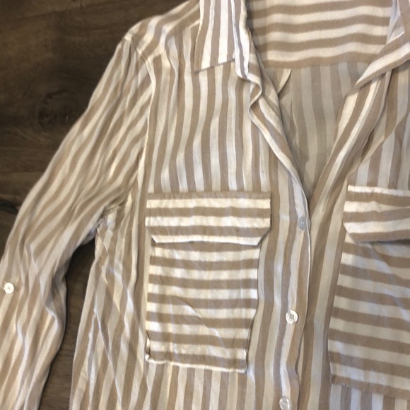 Light pink and white blouse - Picture 3 of 5